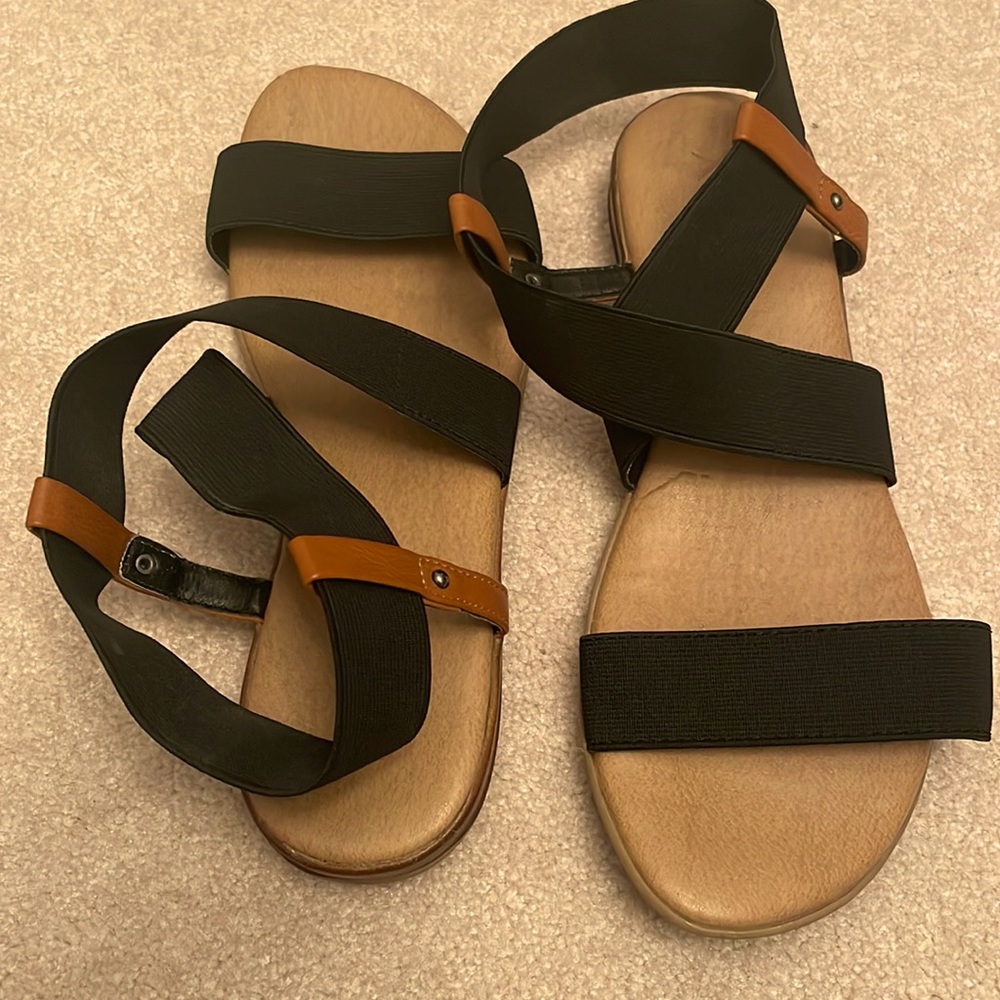 XOXO BLACK STRAP SANDALS